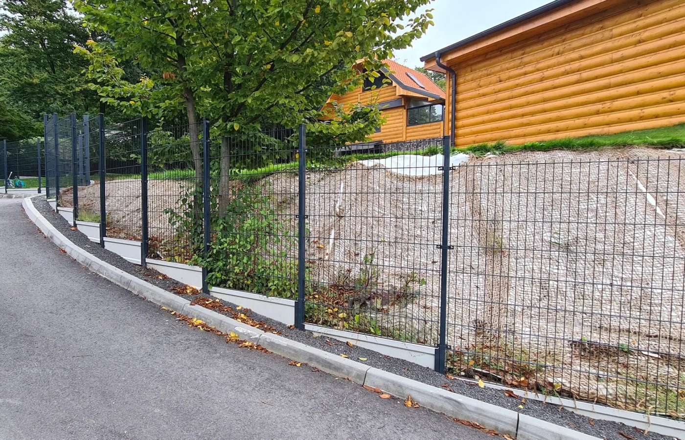 2D panel s podhrabovou doskou pozdĺž chodníka.