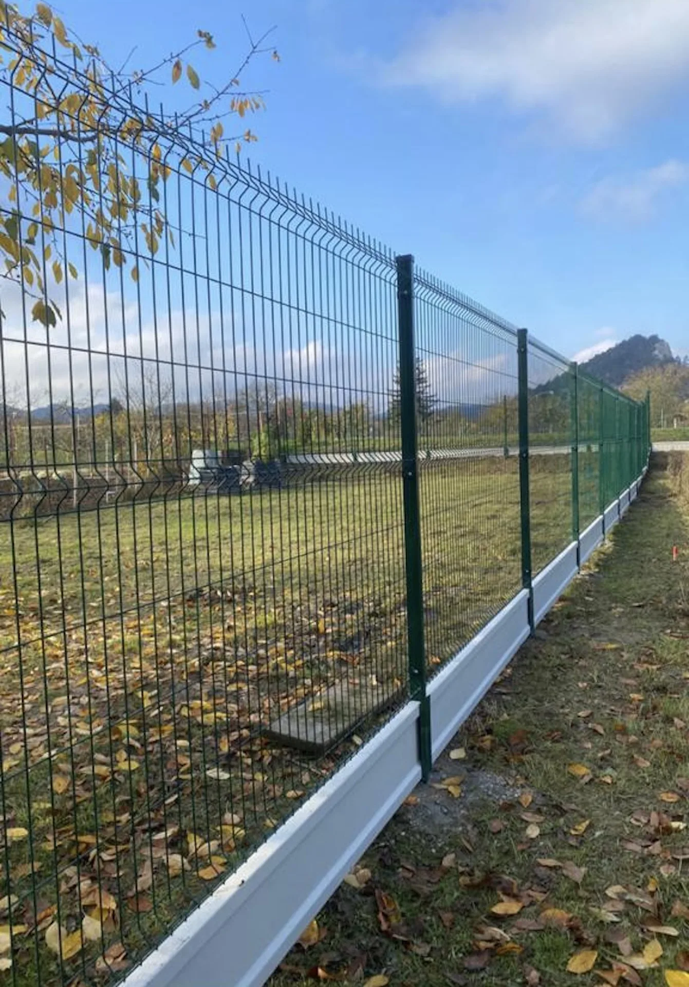 3D panely s podhrabovou doskou pozdĺž cesty.