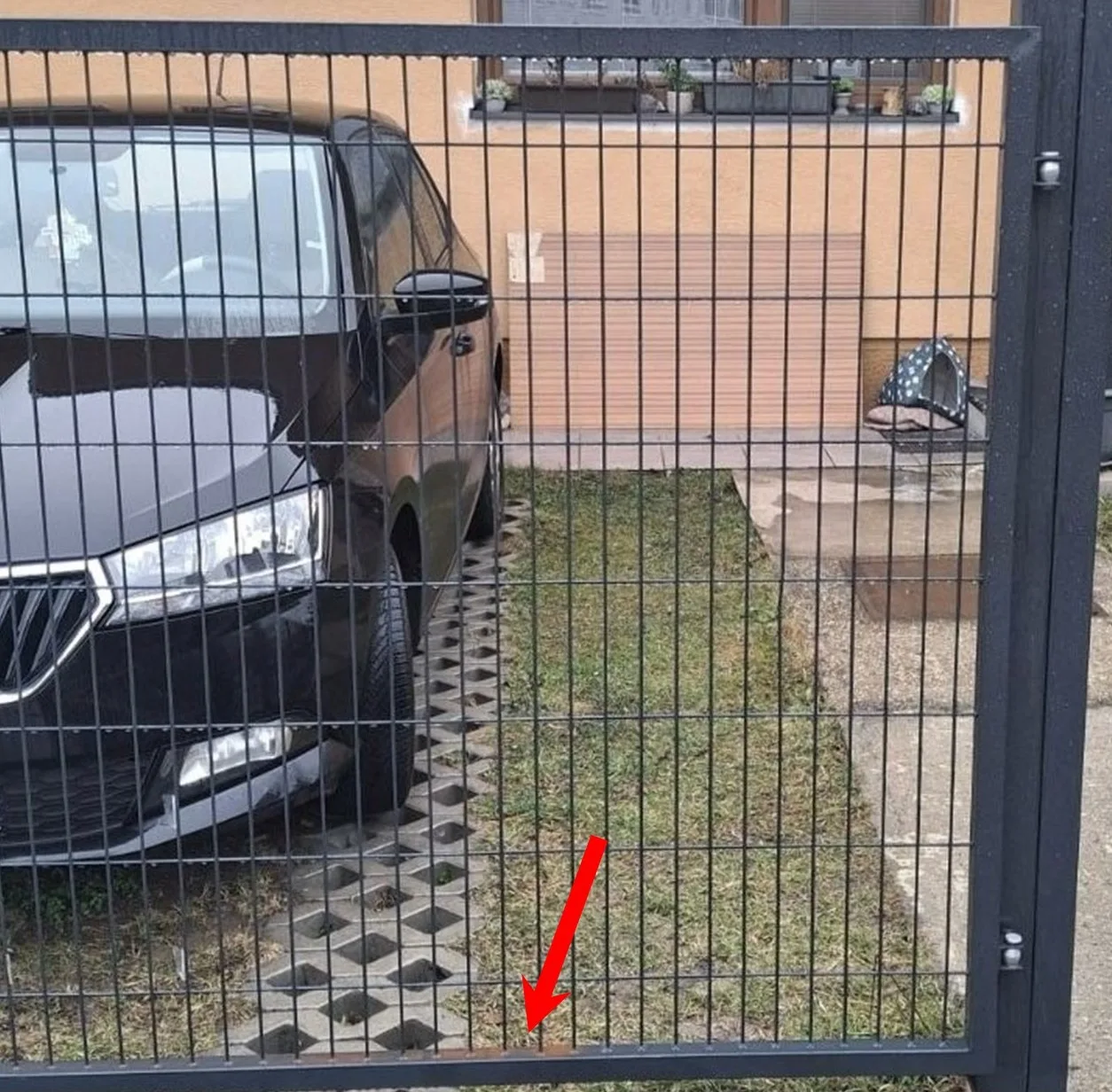 Reklamovaná brána od dodávateľa — hrdza v spodnej časti, zinok vo vnútri profilu chýbal.